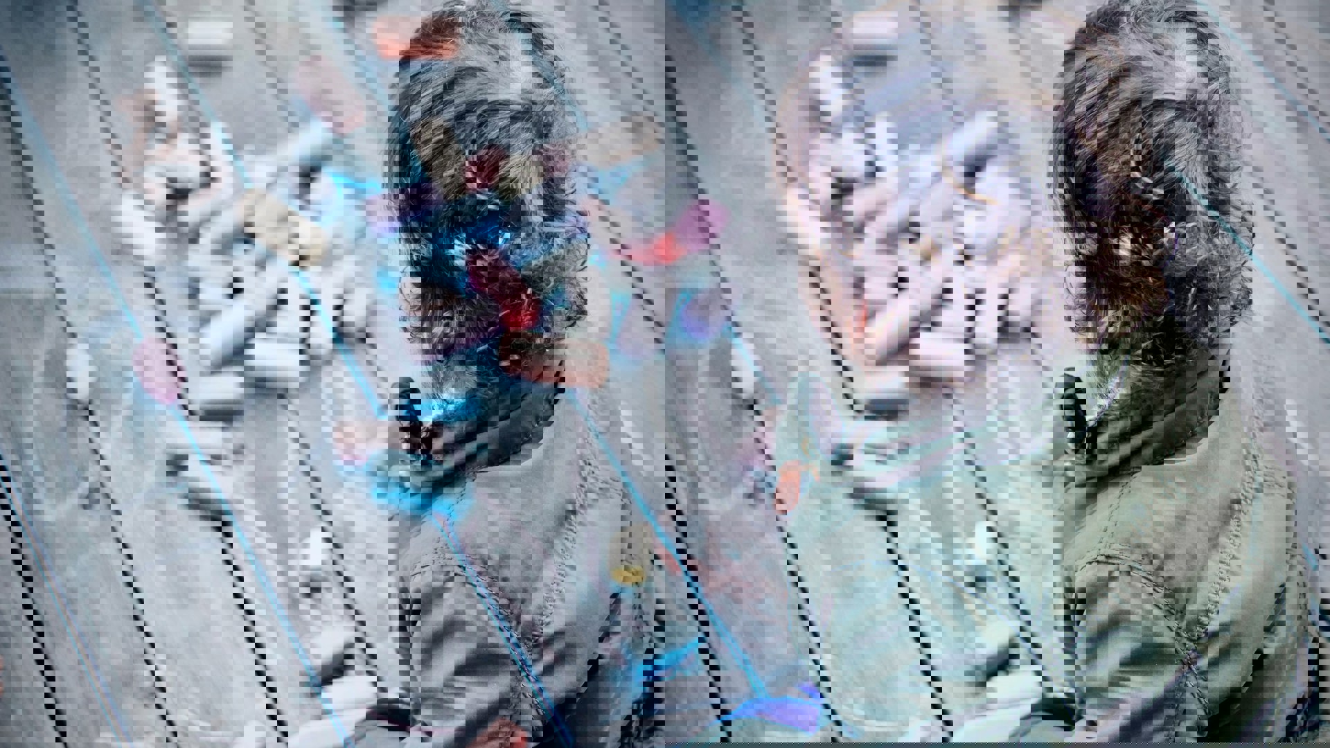 Barn leker med kritor