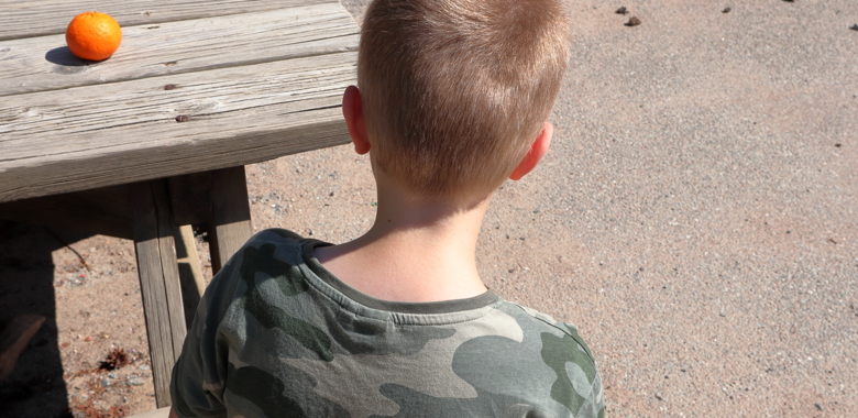 Mp62704830 Barn Sitter Vid En Trabank Utomhus