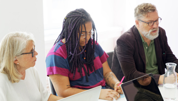 Mp32246116 Arbetskollegor Sitter Pa Mote Och Diskuterar Ett Projekt