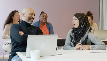 Mp31949756 Skolklass Med Blandad Etnicitet Ler Under En Rolig