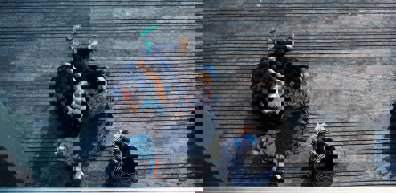 Ungdomar sitter ned på en altan, bilden tagen uppifrån 