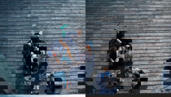 Ungdomar sitter ned på en altan, bilden tagen uppifrån 