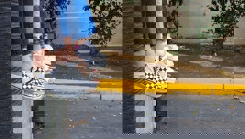 Bild på fötter och skor från ungdomar som sitter