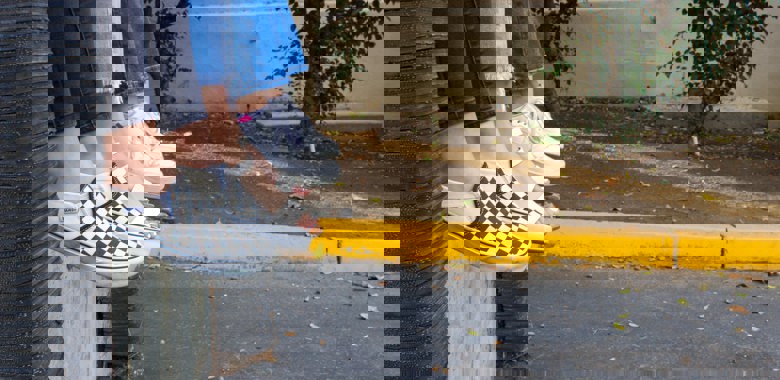 Bild på fötter och skor från ungdomar som sitter