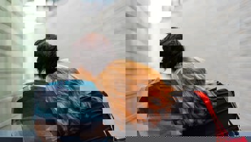 Två personer står varav den ena lutar huvudet på den andres axel